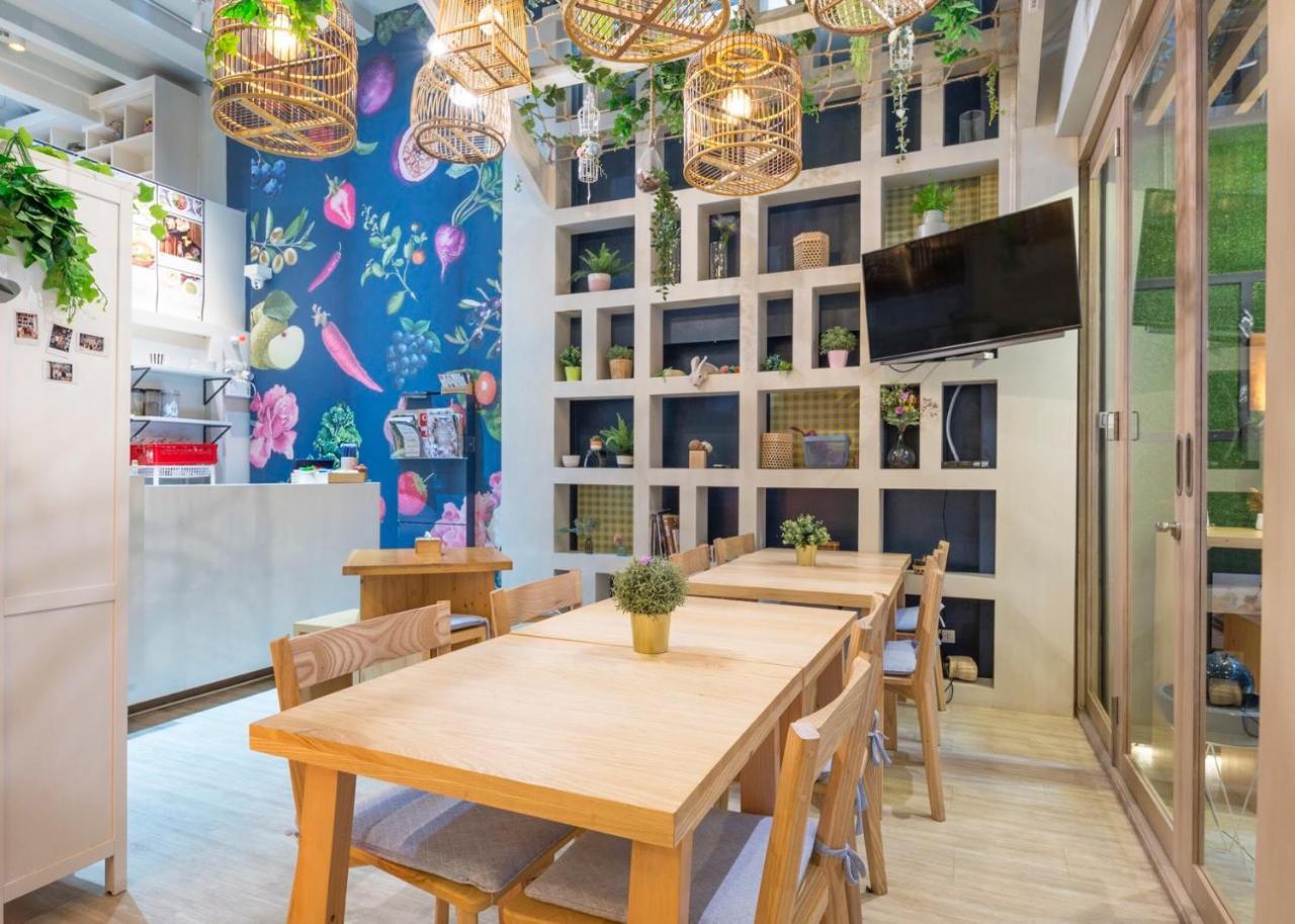 Kinnon Deluxe Hostel Coworking Cafe Bangkok Exterior photo