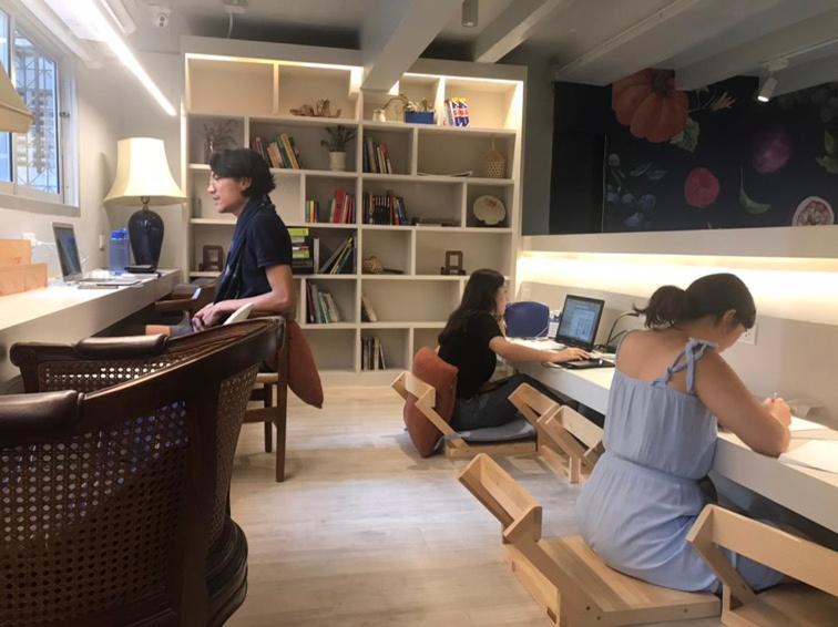 Kinnon Deluxe Hostel Coworking Cafe Bangkok Exterior photo